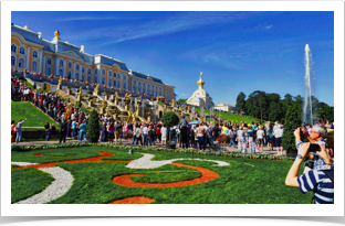 View of the crowd awaiting the start of the fountains.